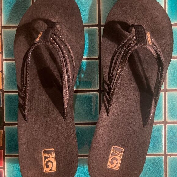 Teva Mush Brown Thong Sandals - Picture 2 of 8